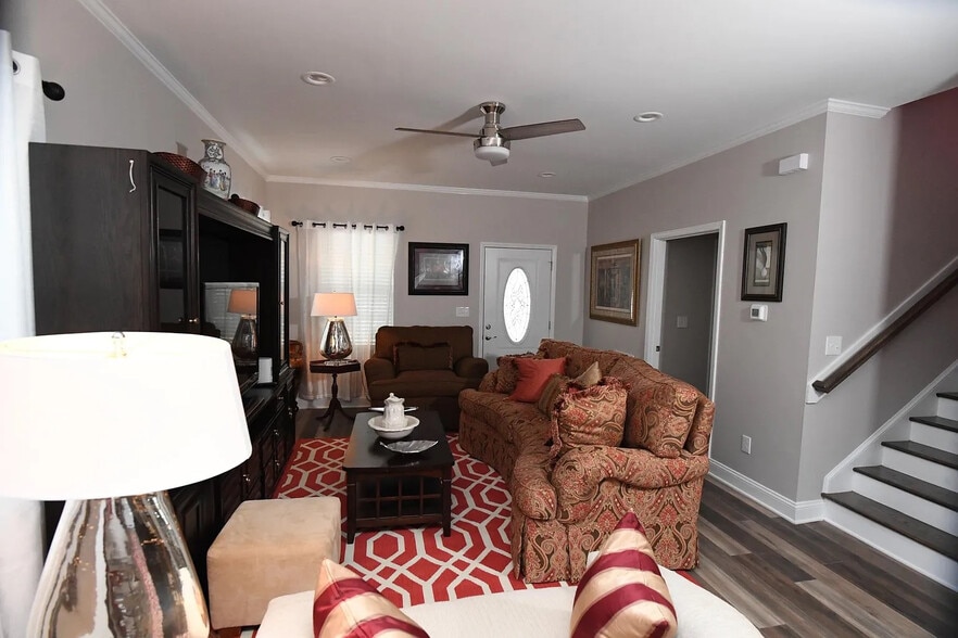 Building Photo - Room in House on S Person St