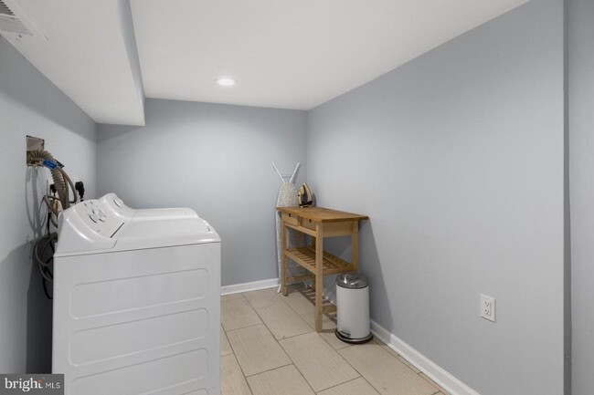 Building Photo - 2124 Sigel St