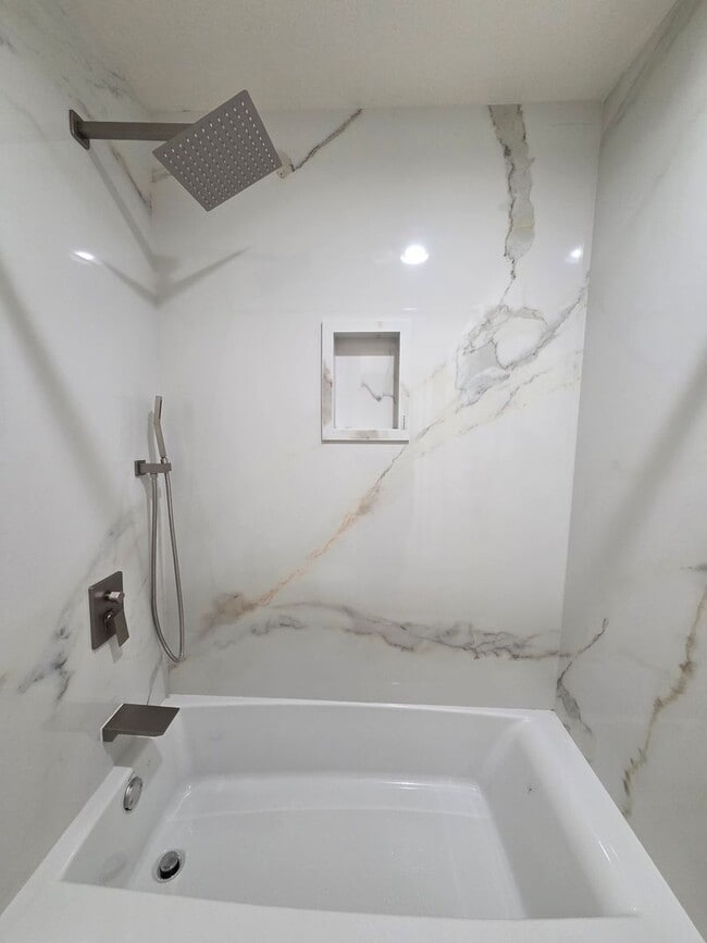 Building Photo - Large 2 Bedroom, 2 Bath Condo in San Ramon