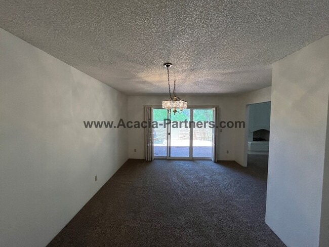 Building Photo - Large Three Bedroom Townhouse