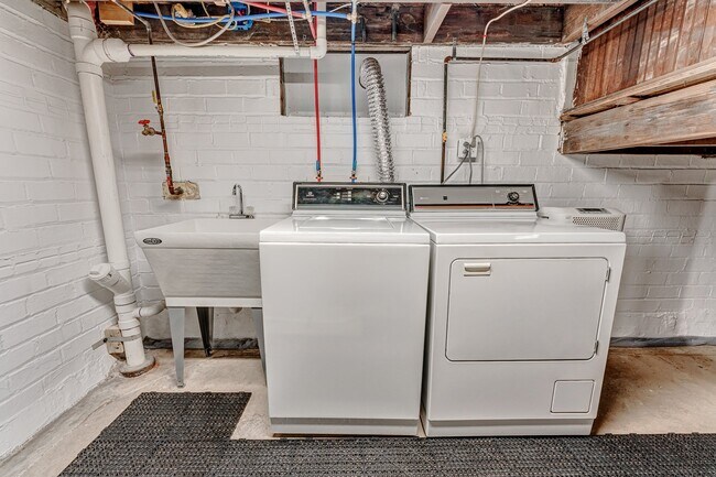 Building Photo - 58 Levels Rd