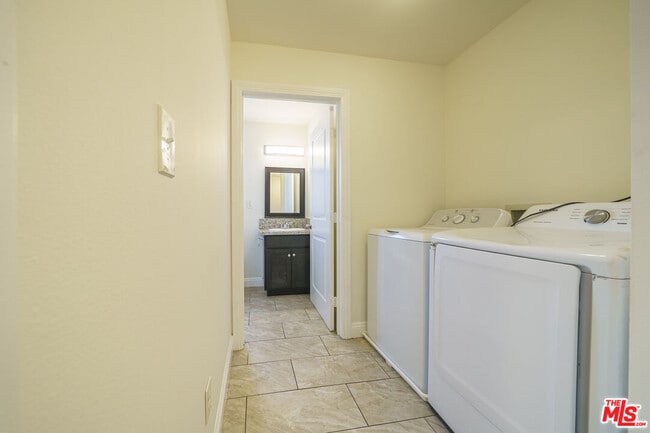 Building Photo - 154 E 84th Pl