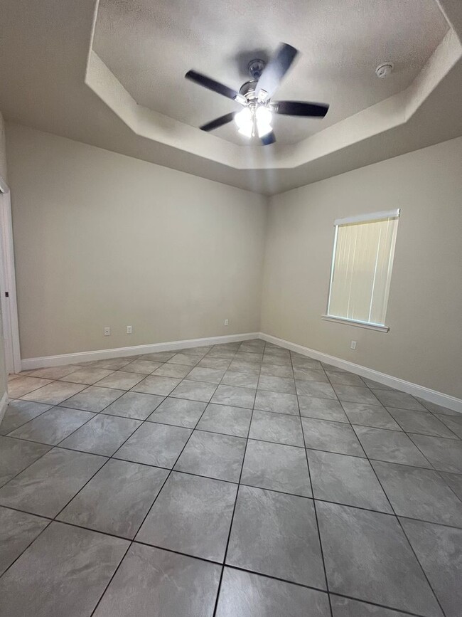 Building Photo - Charming 3 bedroom, 2 bathroom dulplex loc...