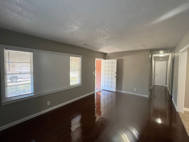 Building Photo - **UPCOMING**4 Bedroom / 2 Bathroom Home fo...