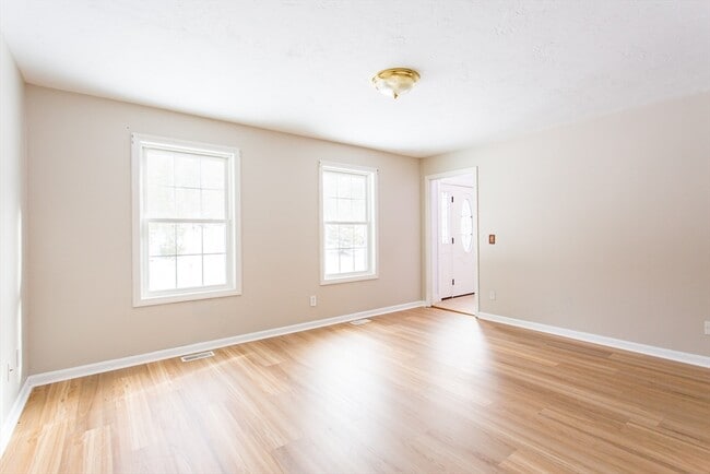 Building Photo - 270 New Braintree Rd