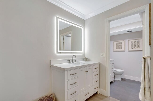 Building Photo - 438 Brackenwood Ln S