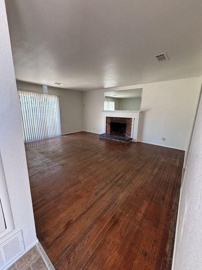Building Photo - Spacious 3BD/2BA Home with Great Features!