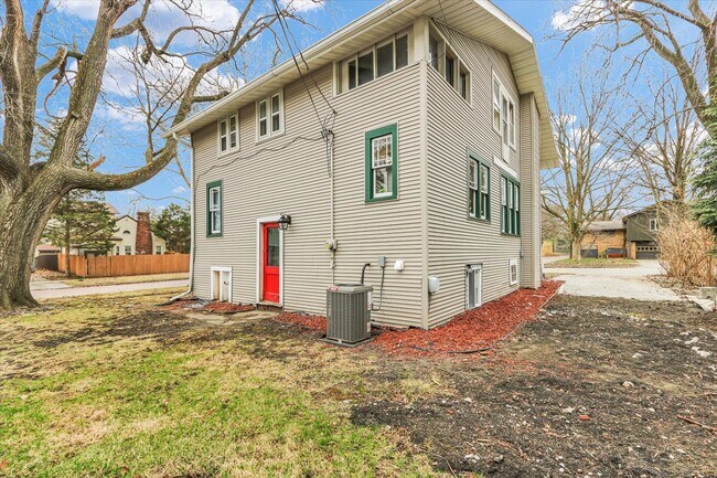 Building Photo - 502 W John St