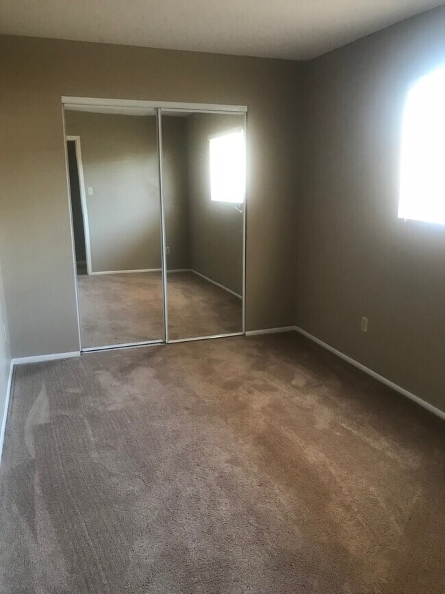 Building Photo - Centrally located 3 bedroom condo