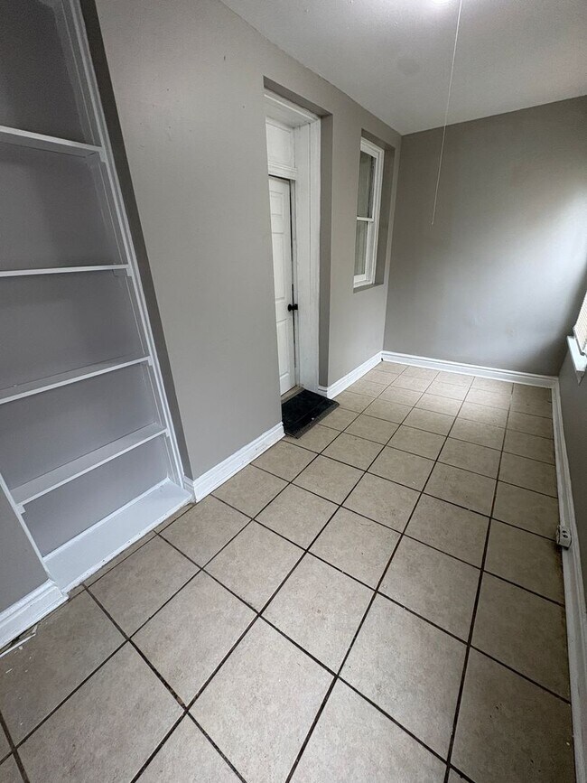 Building Photo - Christy 1