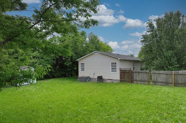 Building Photo - Springfield Gem! 3BR/2BA with Big Yard, St...