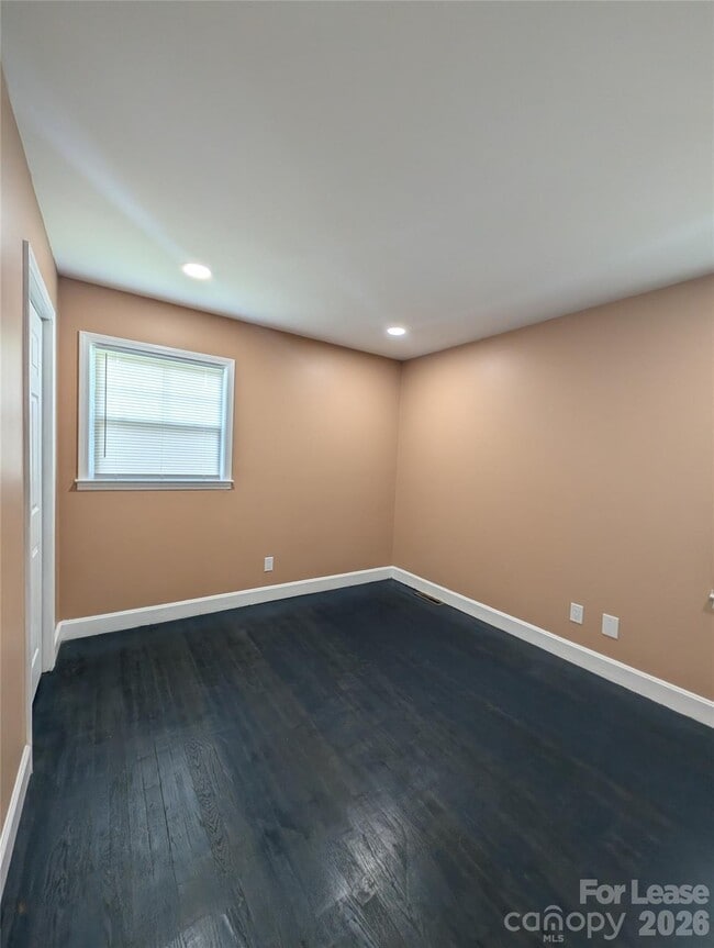 Building Photo - 2800 Dalecrest Dr