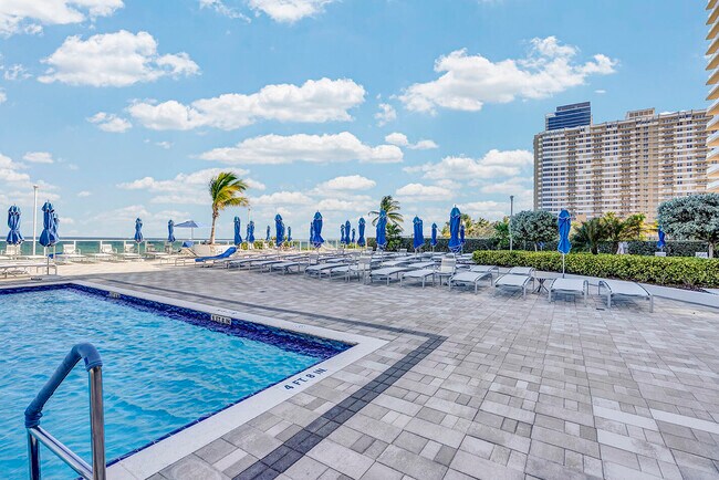 Building Photo - 1904 S Ocean Dr