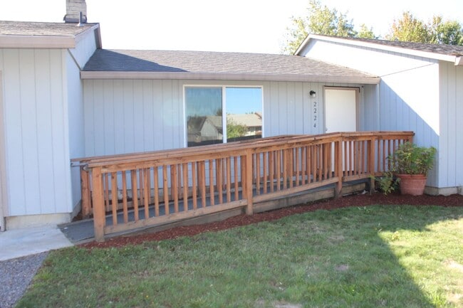 Building Photo - Recently updated 4 bedroom and 2 bath home...