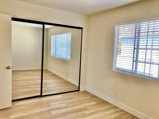 Building Photo - Charming 2 Bedroom 2 Bath townhouse with a...