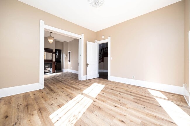 Building Photo - Beautiful 2bed/2bath Victorian style home with extra room for an office and bonus attic room!