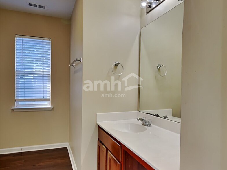 Building Photo - 577 English Oak Cir