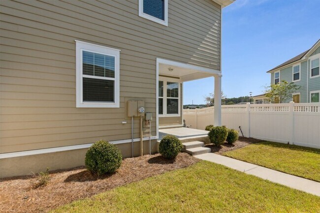 Building Photo - 205 Daydream Ave