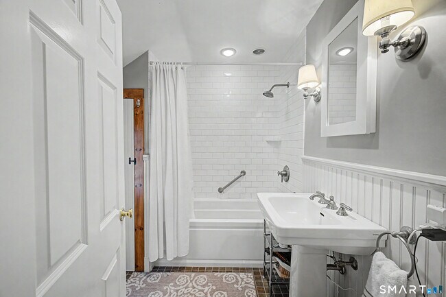 Building Photo - 75 Lake Lillinonah Rd N