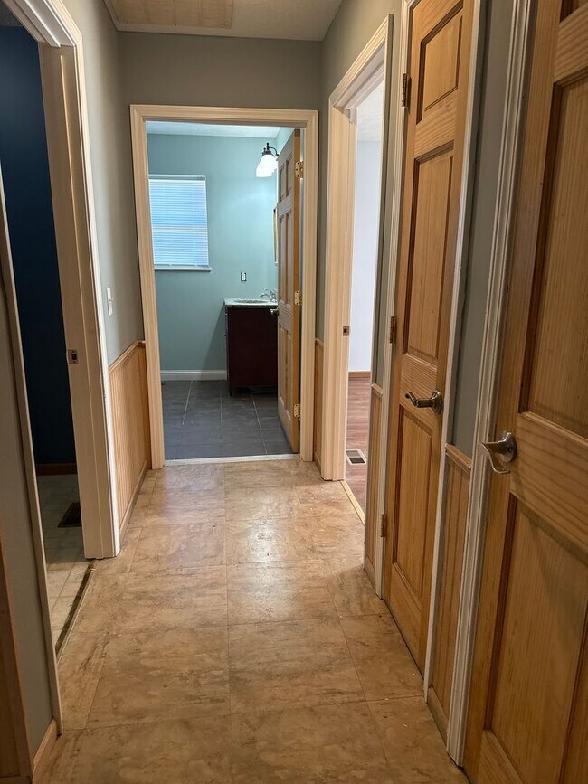 Building Photo - Beautiful 6 BR/4BA home with fenced in yar...
