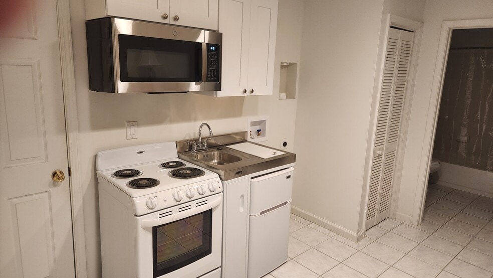 Building Photo - 2111 Adams Dr NW