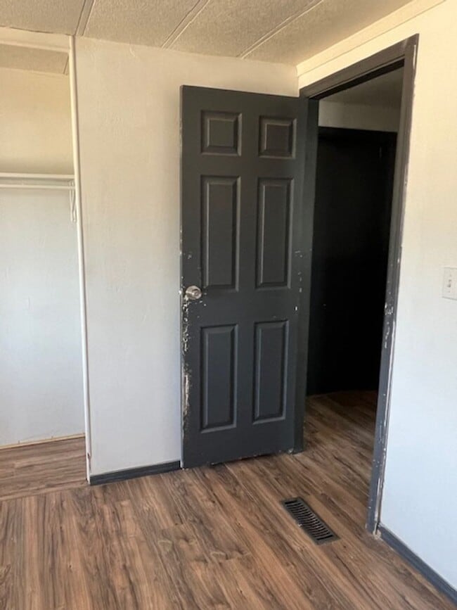 Building Photo - Cozy 2 Bedroom