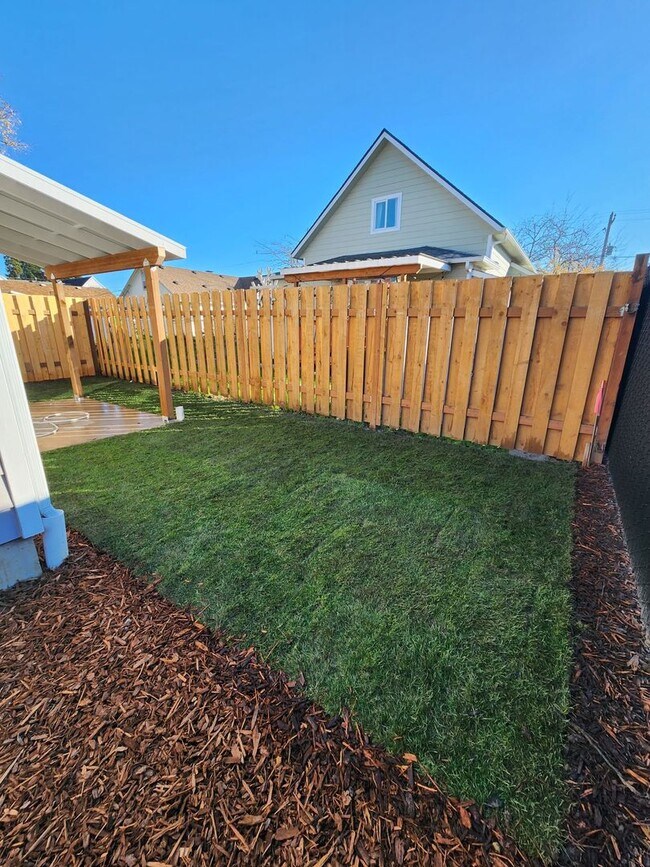 Building Photo - 6th Ave SE Duplex