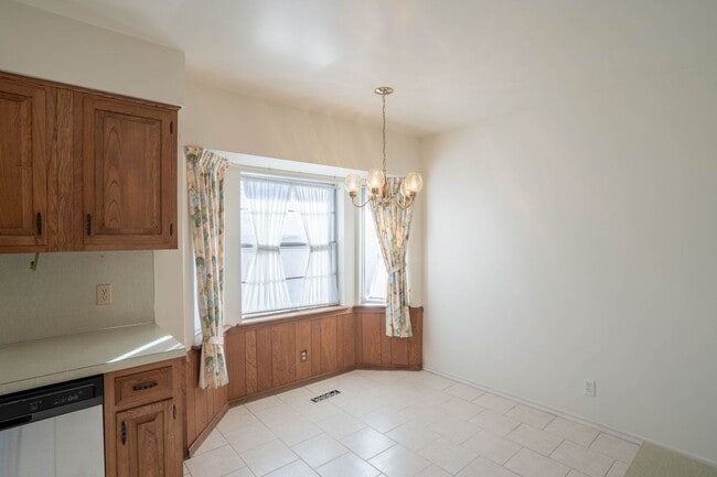 Building Photo - 3 Bed | 2 Bath in Central Tulsa!