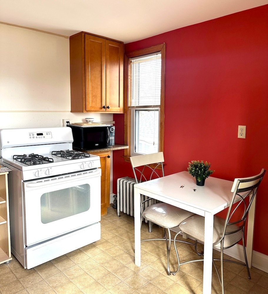 Building Photo - 354 Humphrey St