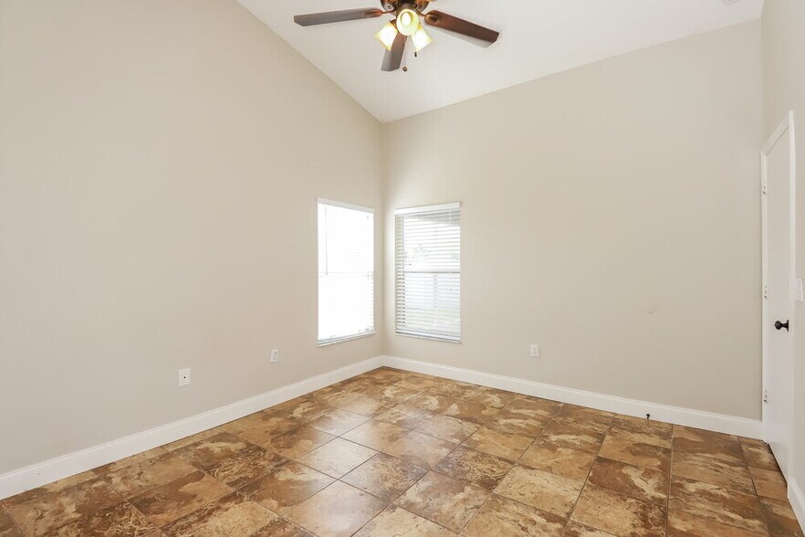 Building Photo - 3008 Sabal Bend Dr NE