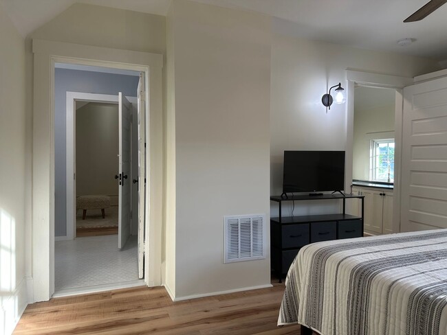 Building Photo - 3 bedroom, 2 bath, furnished Kingsport, TN