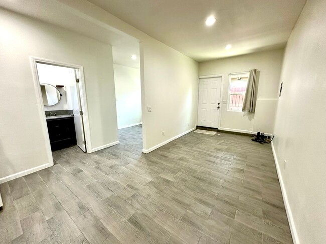 Building Photo - 908 Orange St
