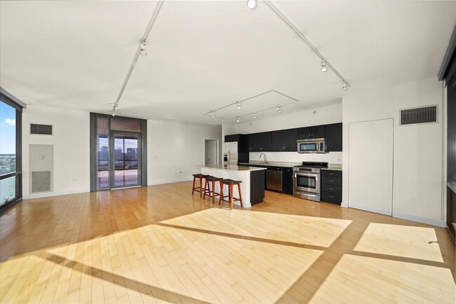 Building Photo - 860 W Blackhawk St