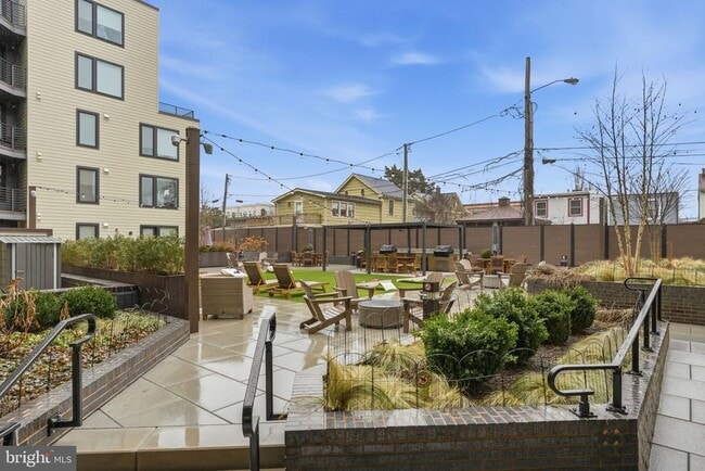 Building Photo - 701 N Henry St