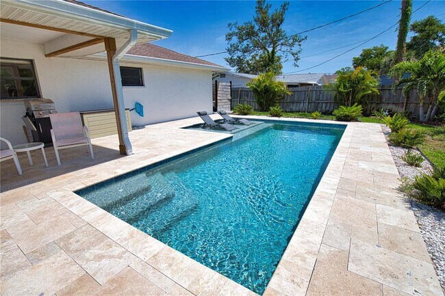 Building Photo - 556 Baffin Dr