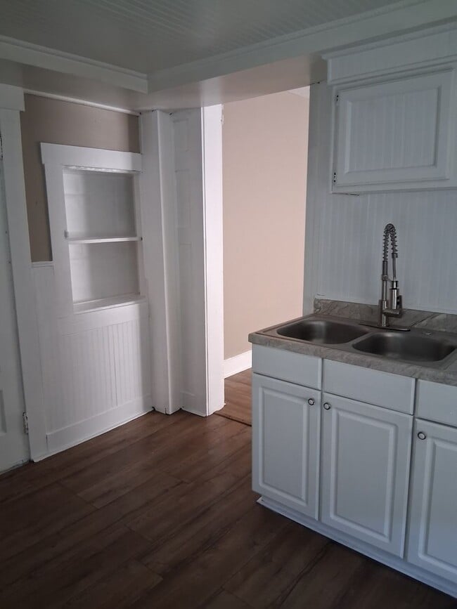 Building Photo - Charming Newly Renovated Spacious Double