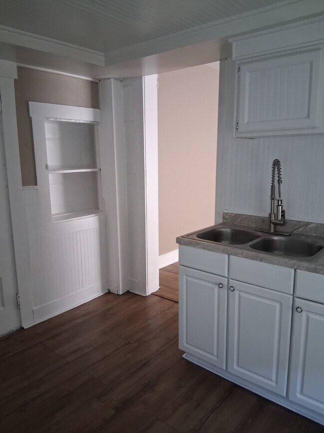 Building Photo - Charming Spacious Double