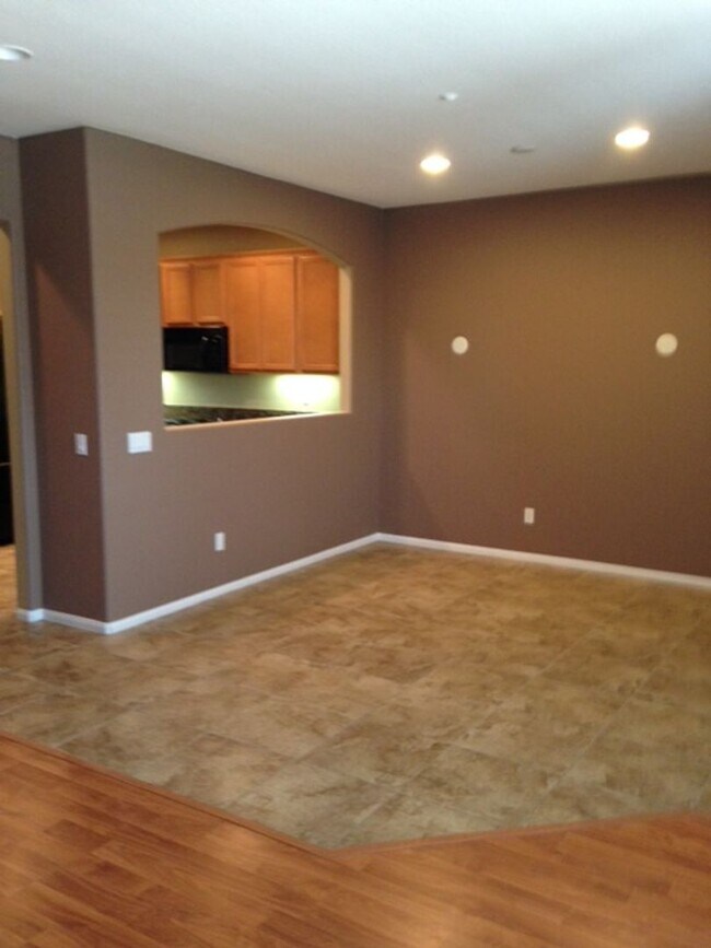 Building Photo - 40211 Rosewell Ct