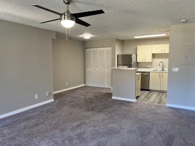 Building Photo - 345 Lakepointe Dr