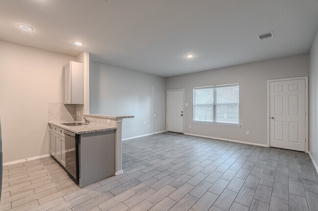 Building Photo - 402 Avenue H