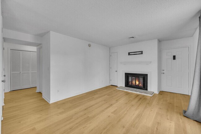 Building Photo - Spotless home in the most convenient locat...