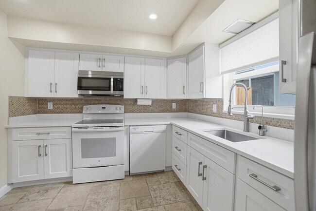 Building Photo - 721 N Lakeside Dr