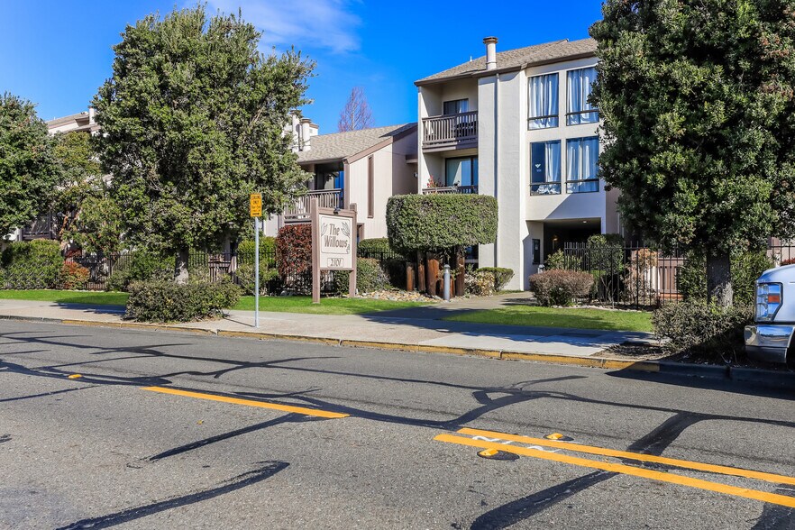 Building Photo - 2101 Shoreline