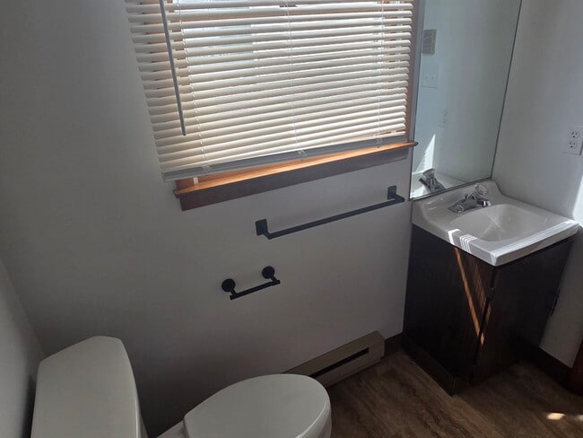 Building Photo - End Unit 2 Bedroom