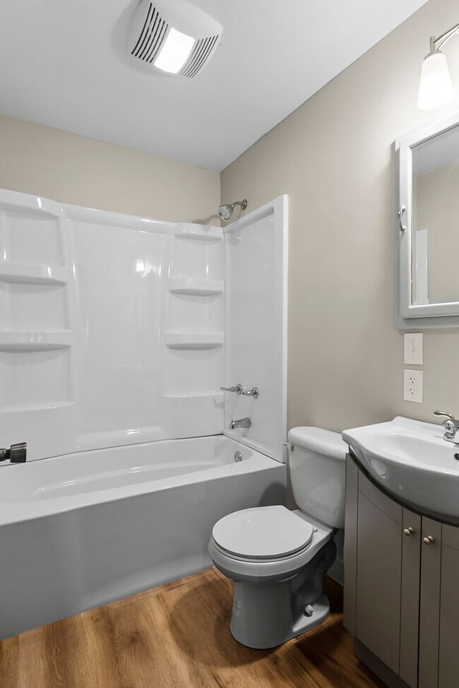 Building Photo - ** Move in Special ** Remodeled 3-Bedroom, 1-Bathroom Home with Garage & Fenced Yard – $1,800/Month