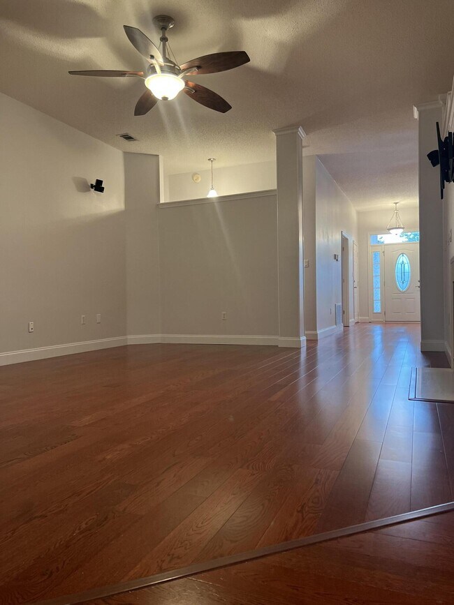 Building Photo - 4204 White Tail Cir
