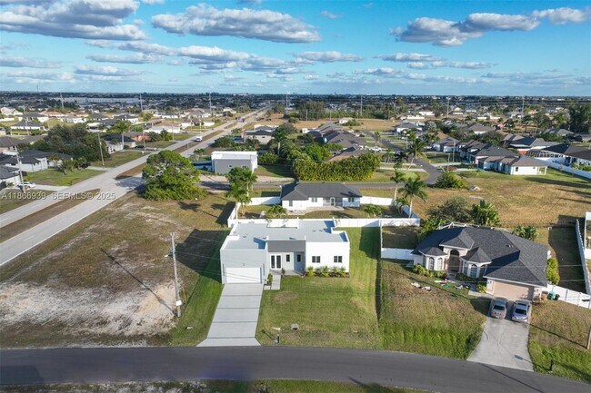 Building Photo - 5 SW 26th Pl