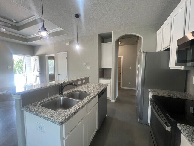 Building Photo - Luxury 3/2 Duplex in Seguin, Texas