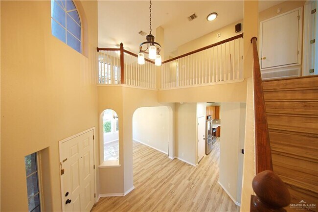 Building Photo - 27 Fern Ave