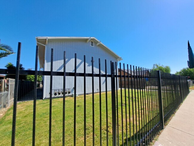 Building Photo - 3271 E Tyler Ave